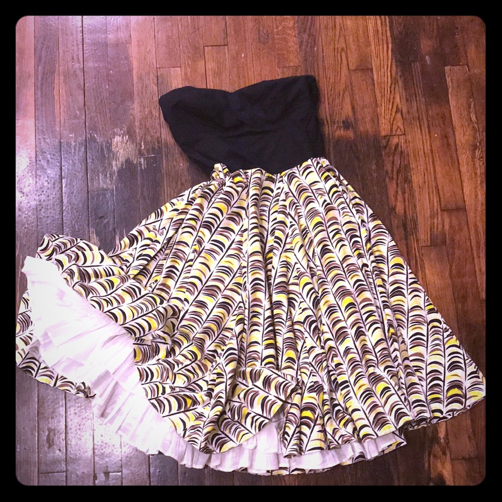 Vintage-style sundress with sweetheart neckline